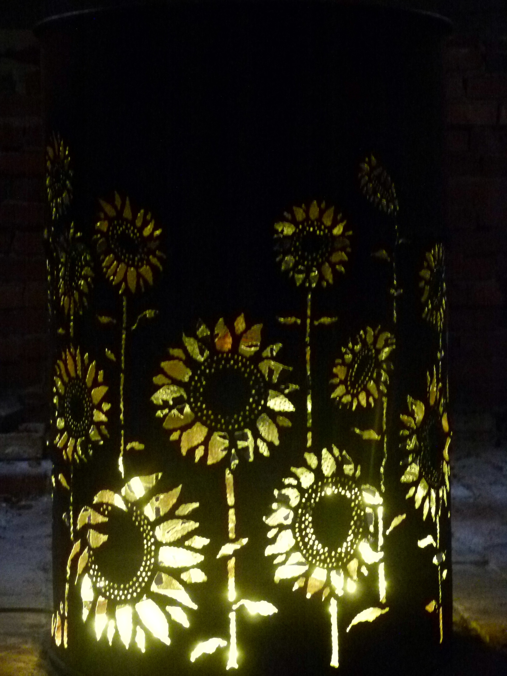 Sonnenblumenmotive auf Stehtisch, Feuertonne